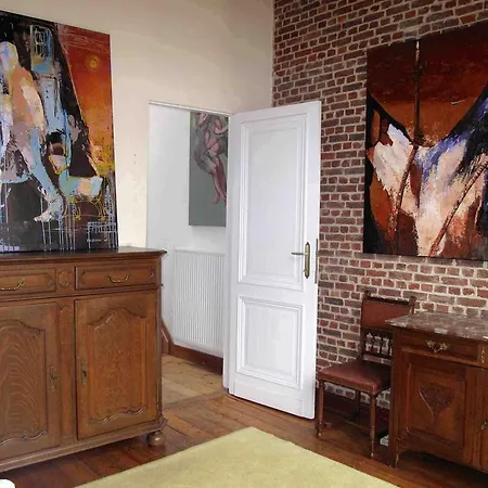 Corner Art House